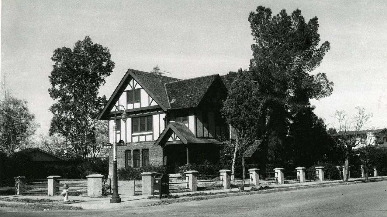 Historic district walking tour raising funds for Presidio San AgustÃn del Tucson Museum